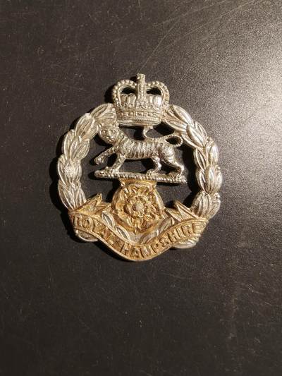老王徽章第178期 - 英国皇家汉普郡步兵团帽徽    女王时期   缺少背杆