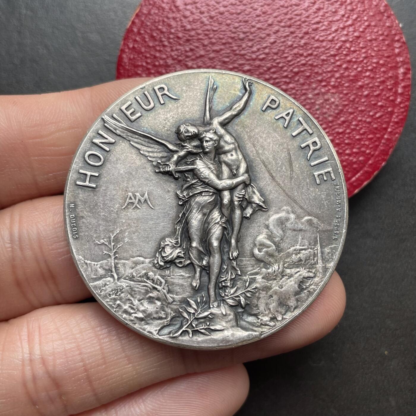 「木头集藏」章牌精品专场！ H.Dubois～法国全国射击协会原盒银章，直径：45 mm，49.3 g，边铭：丰饶角 ARGENT，原盒正常使用。