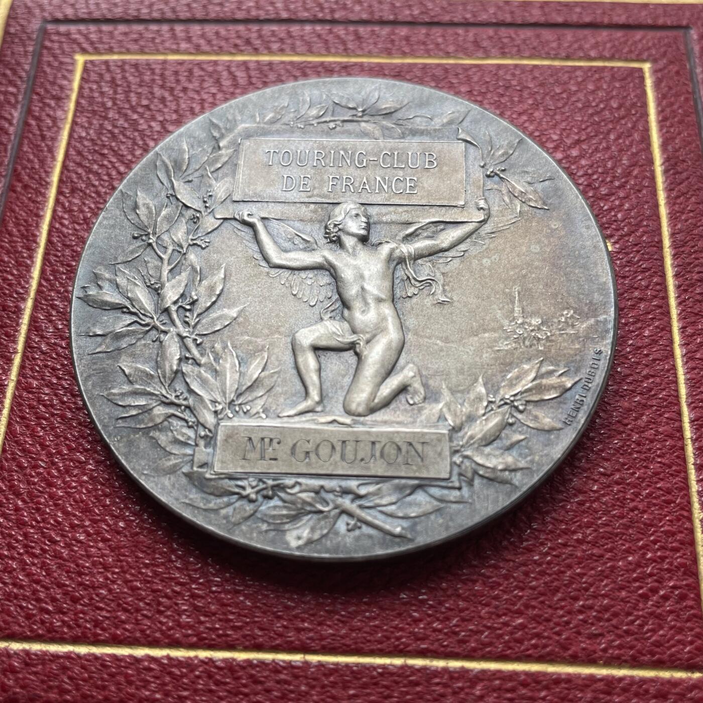 「木头集藏」章牌精品专场！ 法国旅游俱乐部原盒镀银铜章，直径：51 mm，边铭：丰饶角 BRONZE，品相很好，烫金原皮盒正常使用！