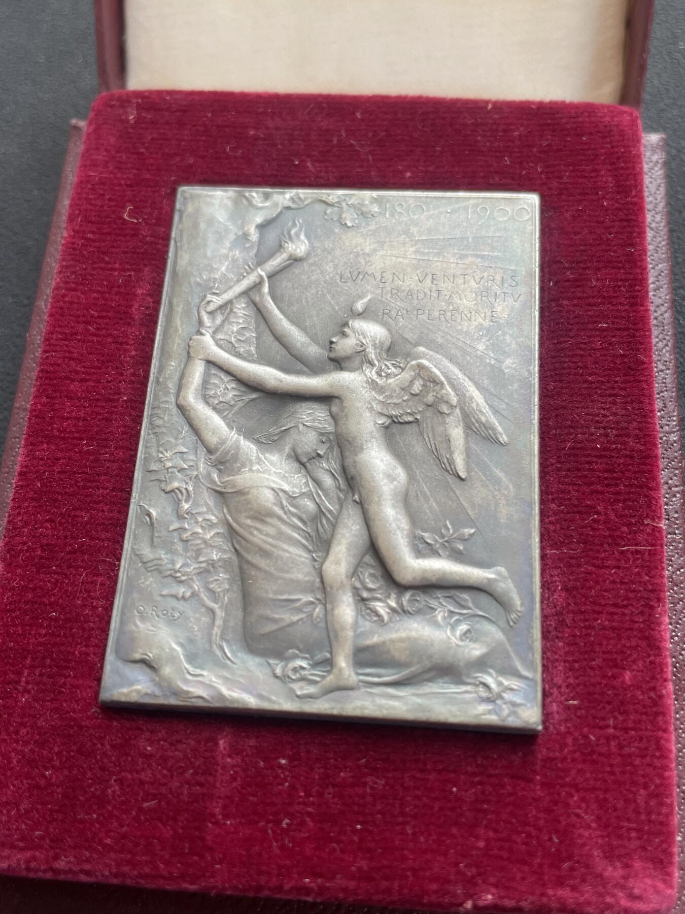 「木头集藏」章牌精品专场！ O.Roty～1900年法国世纪之交原盒镀银铜章，尺寸: 51 x 36 mm， 边铭: 丰饶角 BRONZE ，少见原盒正常使用，同款收藏佳品！正面青少的小天使象征着新世纪，昏睡过去的女子代表着十九世纪，天使垫着脚从女子手中取出熊熊燃烧的火炬寓意着新旧世纪的交接!