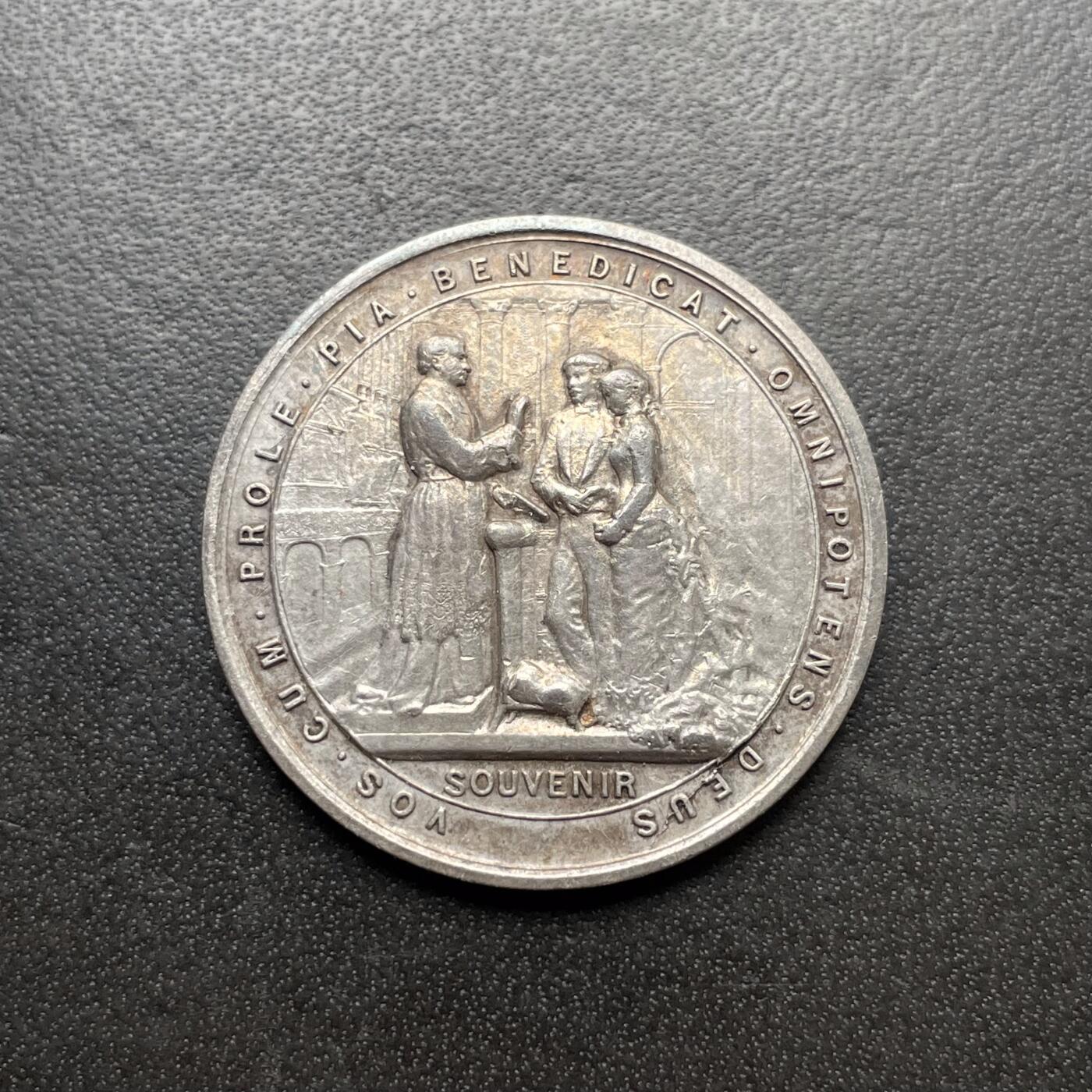 「木头集藏」章牌精品专场！ 1892年法国婚礼纪念银章，直径：28 mm，10 g，边铭：丰饶角 ARGENT，品相不错。