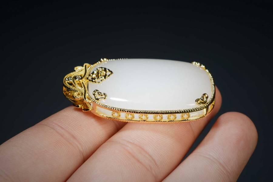 上海都达杂项专场五（全场包邮） 和田羊脂白玉嵌镀金平安无事牌挂件