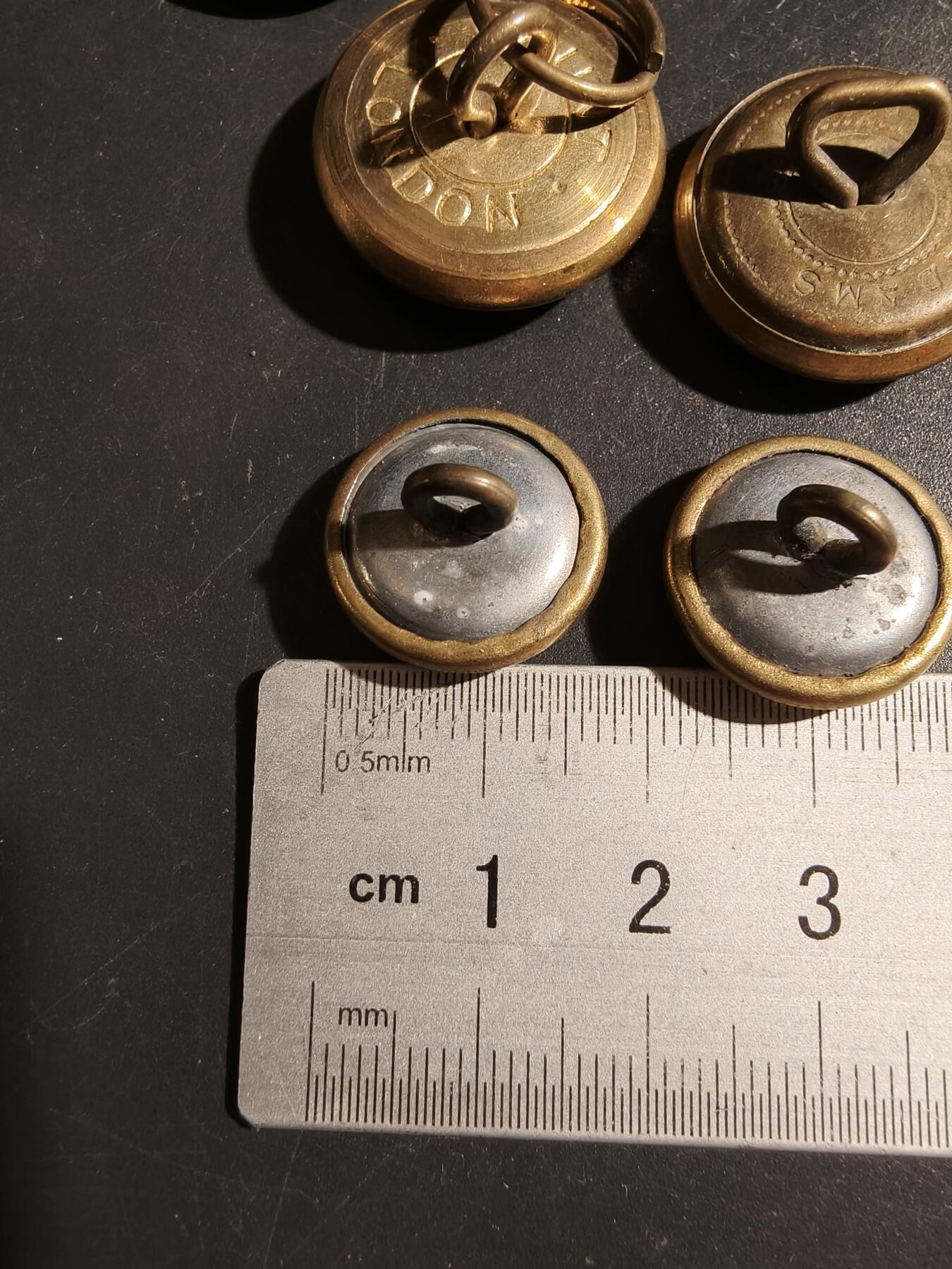 老王徽章第178期 英国皇家空军二战制服铜扣一组7枚      5枚25mm    2枚19mm