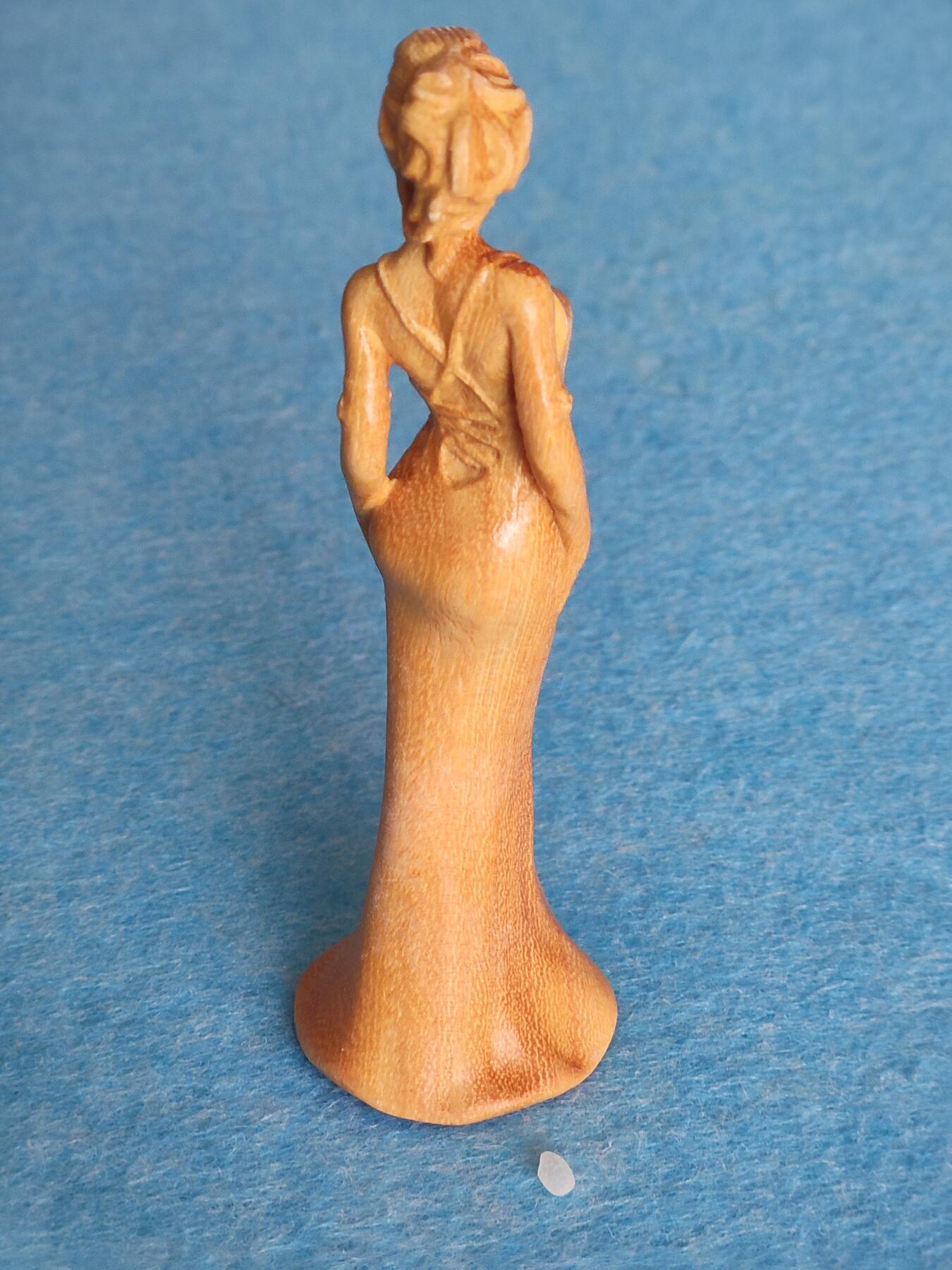 1月20日 🌏全球币章 多品：古典美女/高度约10厘米/把玩摆件