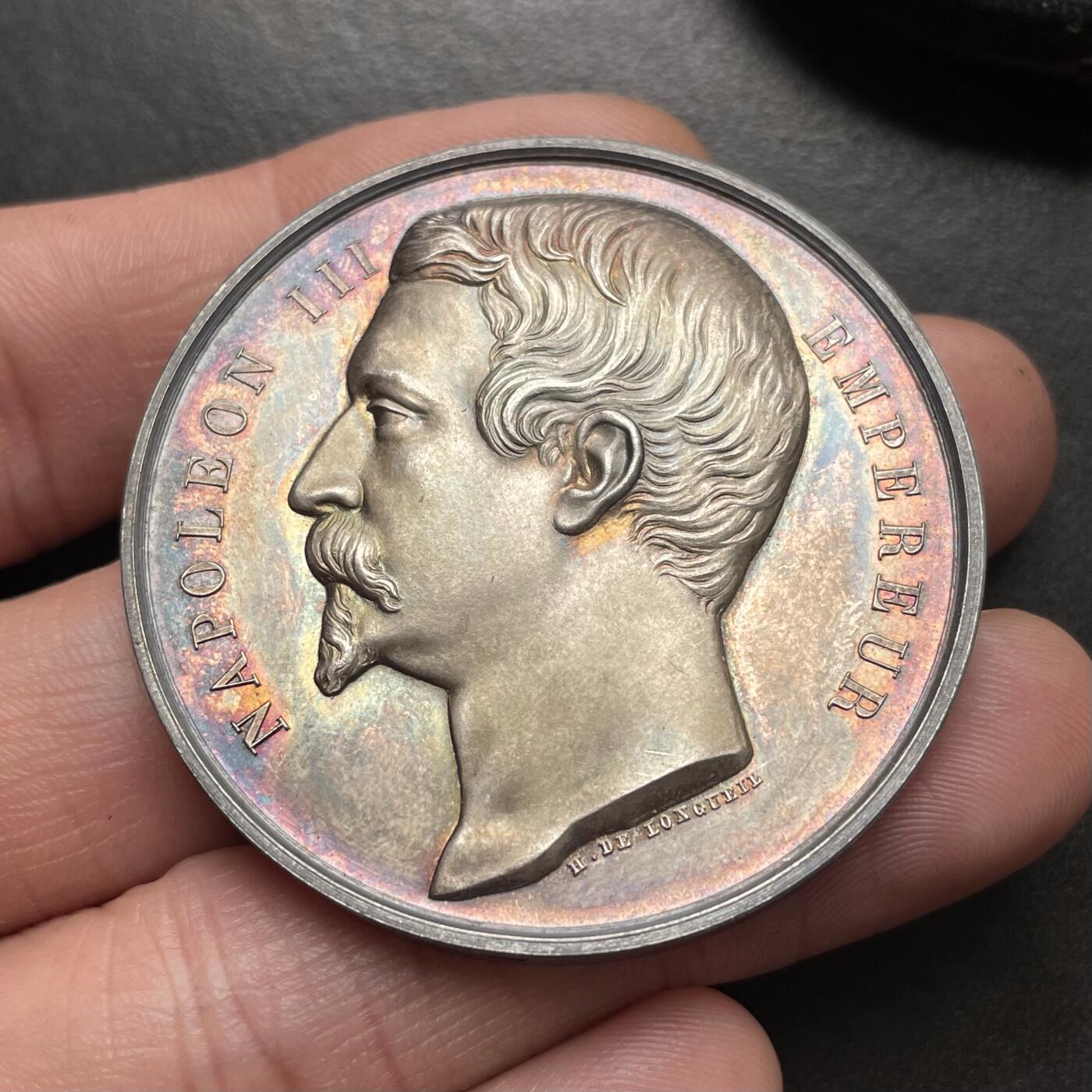 「木头集藏」章牌精品专场！ 1860年法国亚眠地区马术比赛原盒银奖章，直径：45 mm，50.1 g，边铭：手指 ARGENT （1845-1860年），彩色氧化，品相很不错，原盒正常使用。