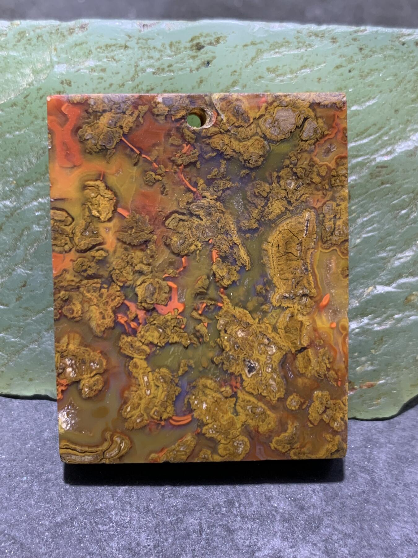 高玉化草花纹战国红玛瑙牌子，吊坠一个