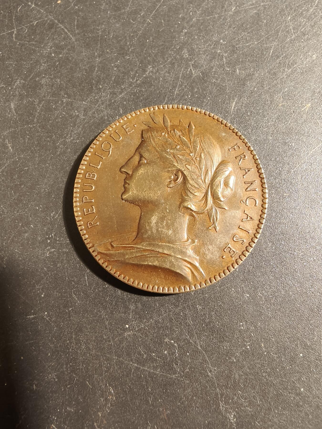 老王徽章第178期 法国巴黎公证人公司代章     直径36mm    重量25g