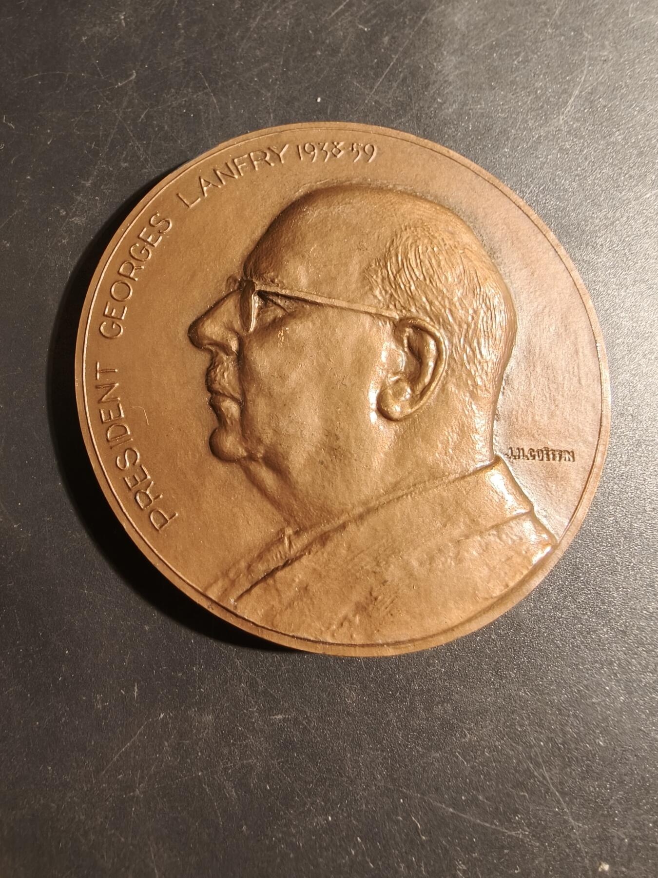 老王徽章第178期 法国建筑与公共工程学徒中央协调委员会大铜章     正面为主席乔治兰弗里       直径68mm    重量164.9g     高浮雕