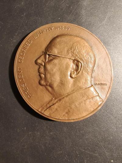 老王徽章第178期 - 法国建筑与公共工程学徒中央协调委员会大铜章     正面为主席乔治兰弗里       直径68mm    重量164.9g     高浮雕