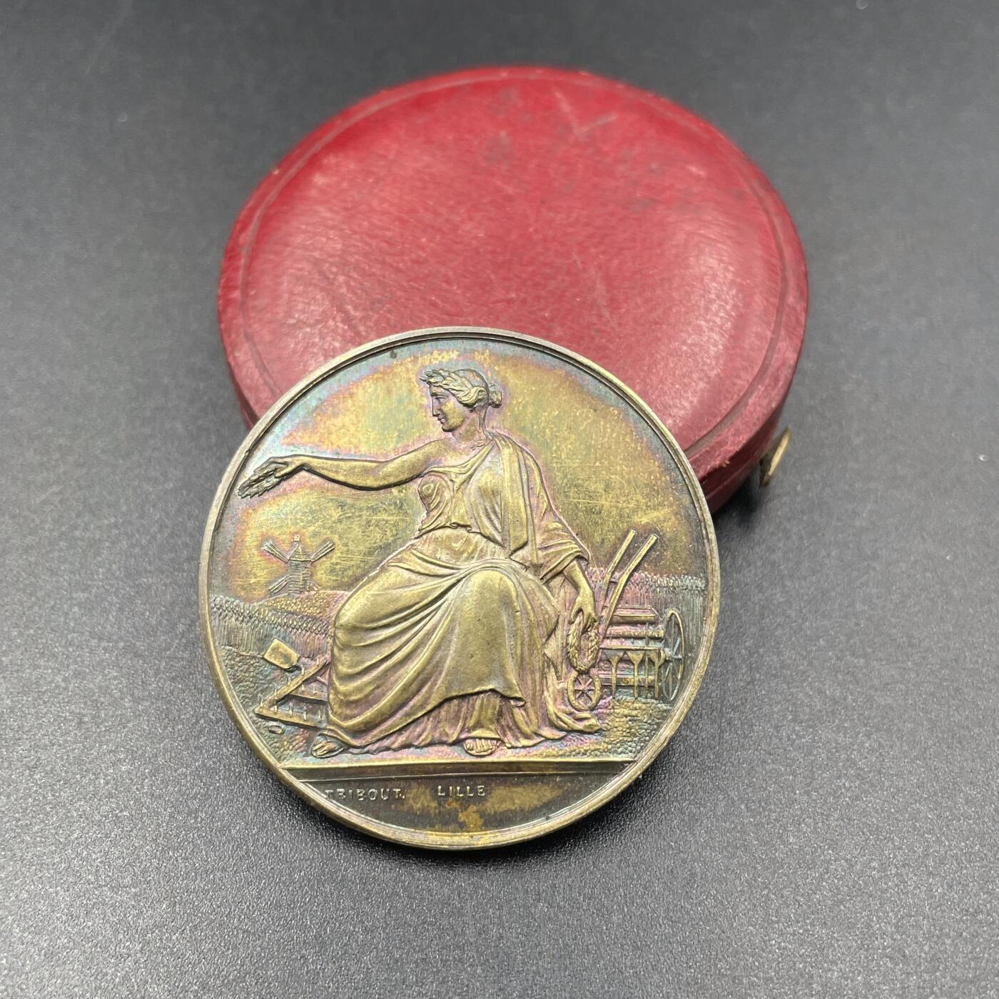 「木头集藏」章牌精品专场！ 法国里尔农业竞赛原盒银章，直径：36 mm，22.2 g，边铭：丰饶角 ARGENT，彩色氧化，品相不错，原皮盒正常使用！ 