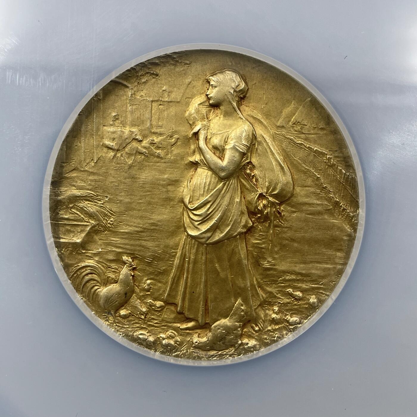 「木头集藏」章牌精品专场！ O.Roty～1922年法国莫尔坦农业展会镀金银章，MS 64，直径：51 mm，64.6 g，品相很好！ 莫尔坦（Mortain）是法国诺曼底大区的一座古城，以农业和畜牧业为经济支柱