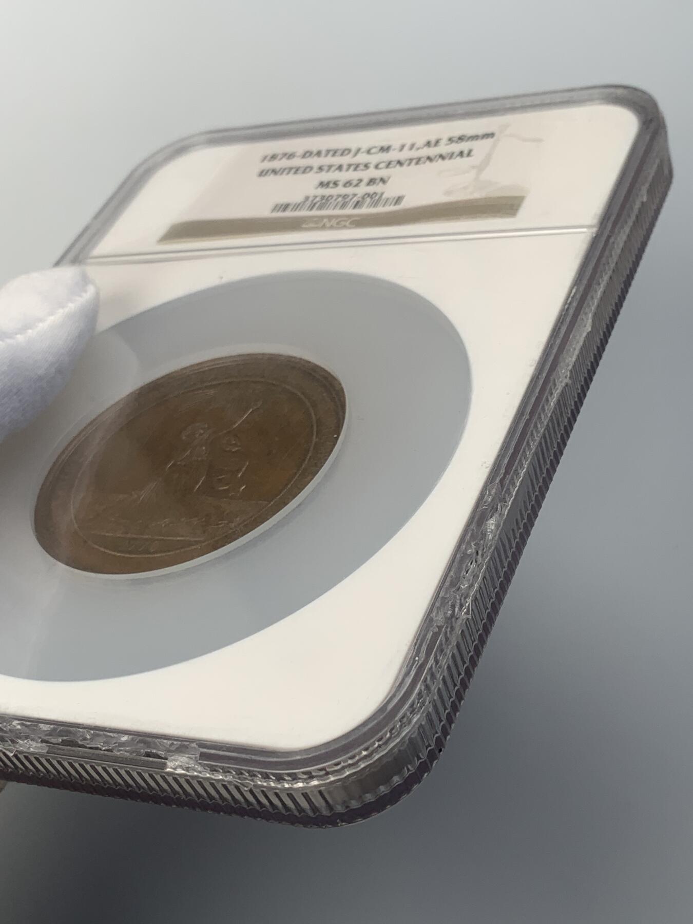 掌中浮雕-藏着的欧洲第050场 NGC MS62 : 1876年美国独立百年纪念铜章，58mm，盒子边缘有破损如图