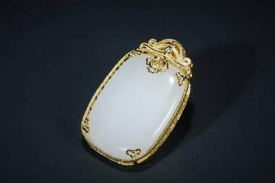 上海都达杂项专场五（全场包邮） - 和田羊脂白玉嵌镀金 平安无事牌挂件87-5