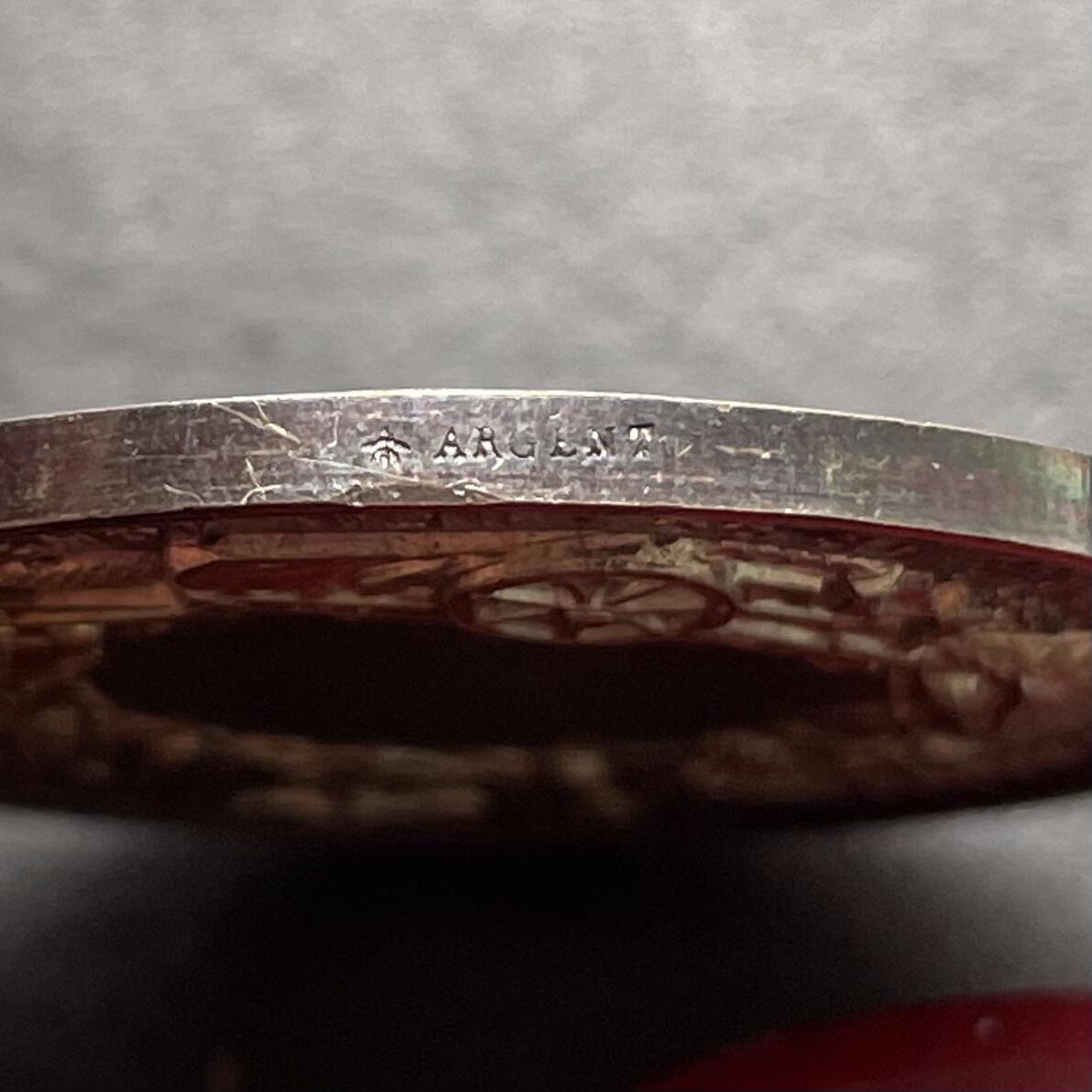 「木头集藏」章牌精品专场！ 法国里尔农业竞赛原盒银章，直径：36 mm，22.2 g，边铭：丰饶角 ARGENT，彩色氧化，品相不错，原皮盒正常使用！ 