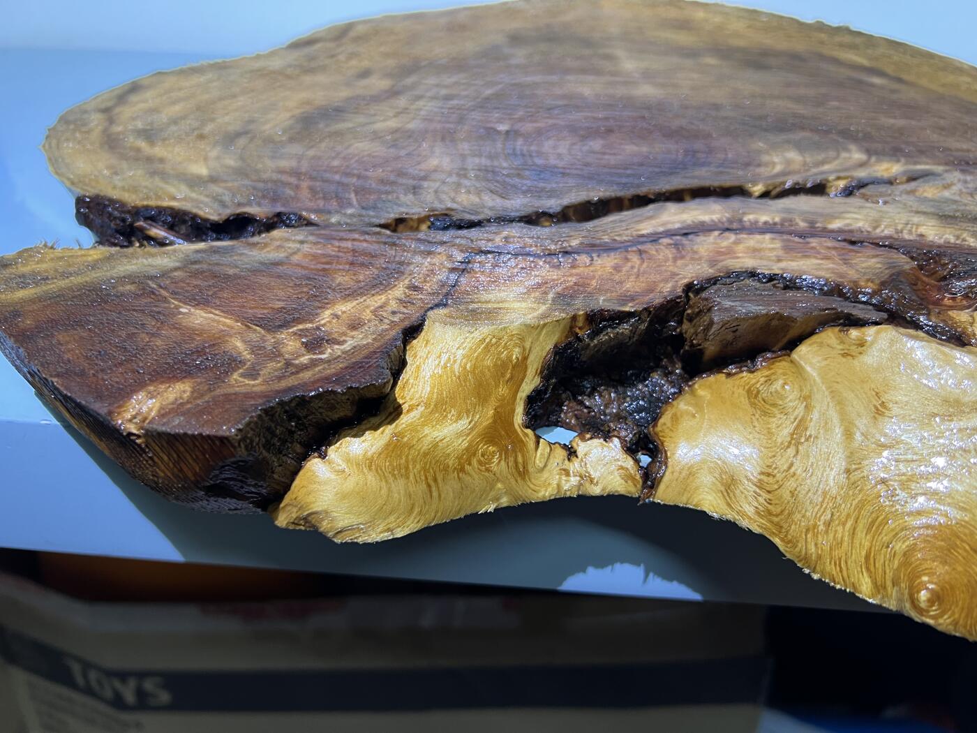 零元拍：01-18-1精品香杉木老根榴茶盘，瘦漏透，尺寸约：380/350/35厚MM，满花满瘤，药香满鼻，无漆无蜡，保存方式请看下面说明，因为未打磨上漆，干燥天气可能会产生裂纹，属于正常现象