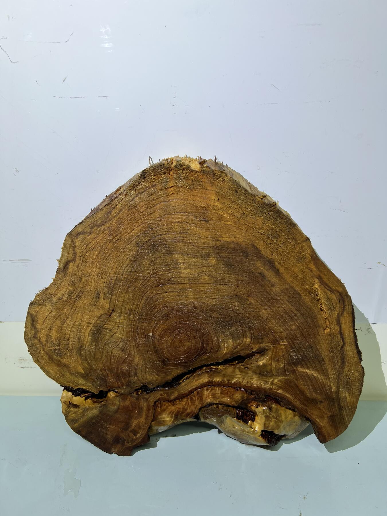 零元拍：01-18-1精品香杉木老根榴茶盘，瘦漏透，尺寸约：380/350/35厚MM，满花满瘤，药香满鼻，无漆无蜡，保存方式请看下面说明，因为未打磨上漆，干燥天气可能会产生裂纹，属于正常现象