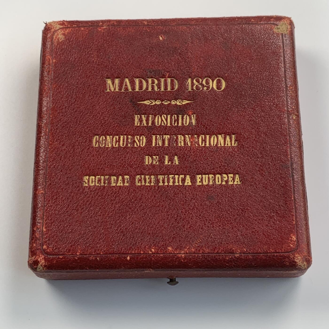 掌中浮雕-藏着的欧洲第050场 1890年西班牙欧洲科学博览会镀金大铜章，带原盒（盒子有破损），71mm