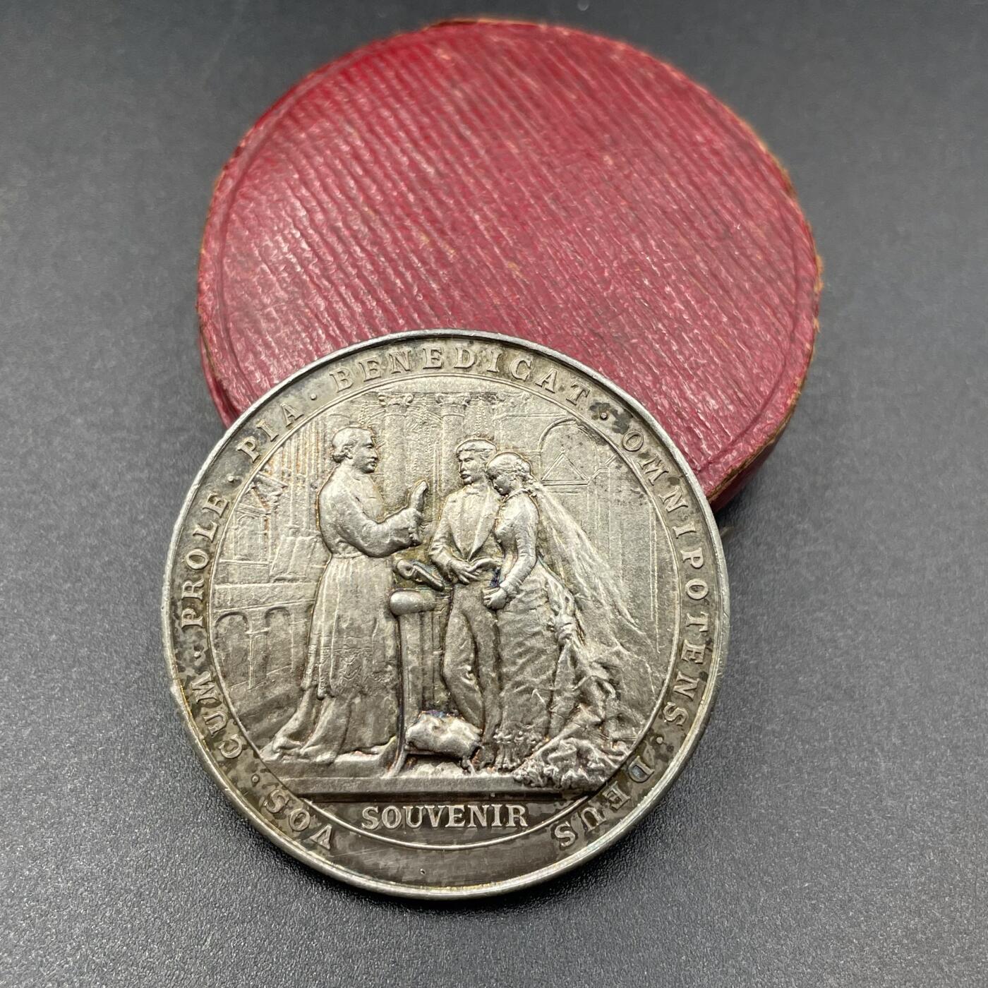 「木头集藏」章牌精品专场！ 法国婚礼纪念原盒银章，直径：36.8 mm，16.4 g，边铭：菱形厂标 ARGENT 950/1000，彩色氧化，品相不错，原盒正常使用。