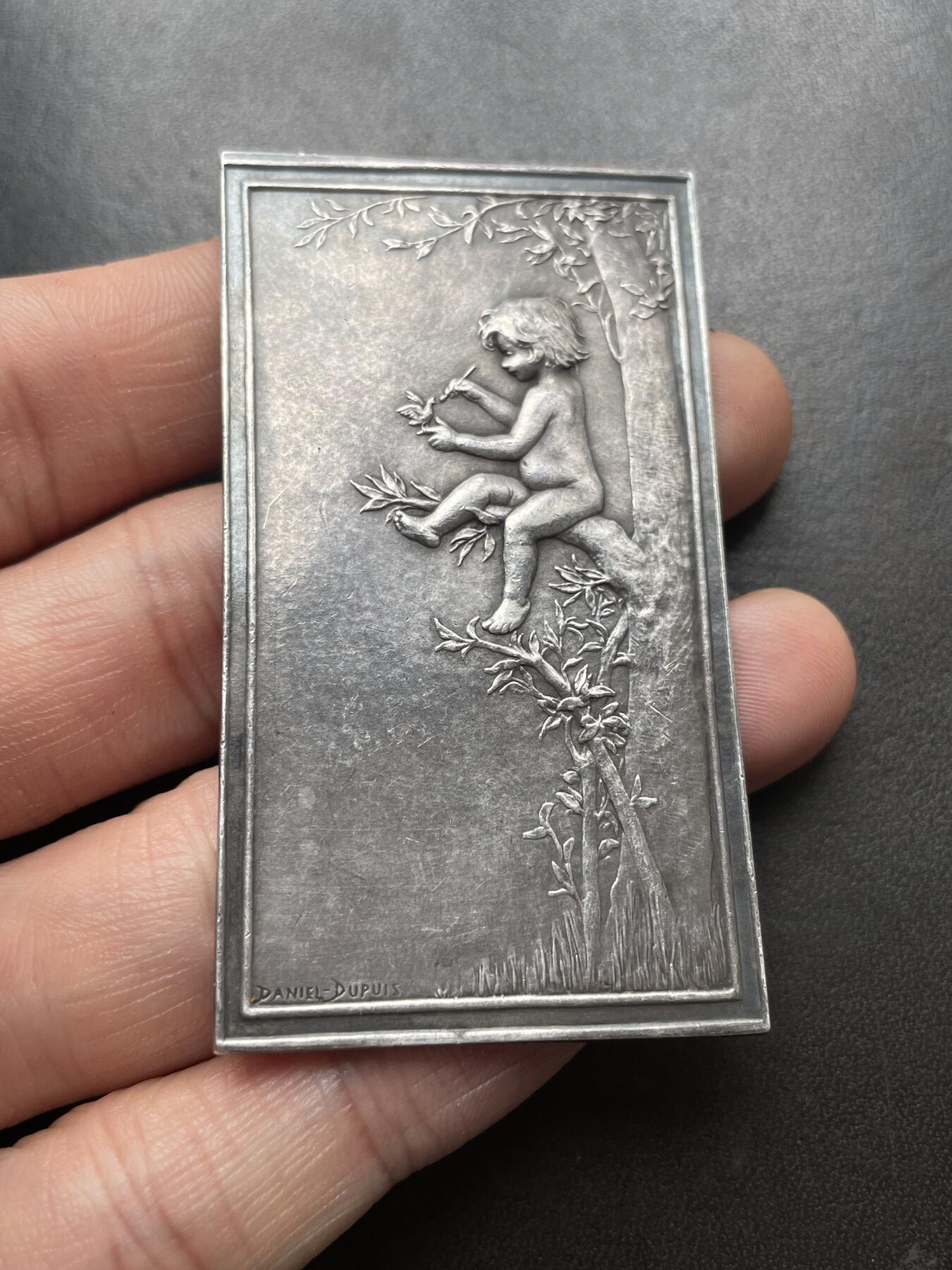 「木头集藏」章牌精品专场！ D.Dupuis～法国“LE NID” 巢 银章，尺寸：66×37.5mm，58 g，边铭：丰饶角 ARGENT， 名家代表作，经典清凉题材。