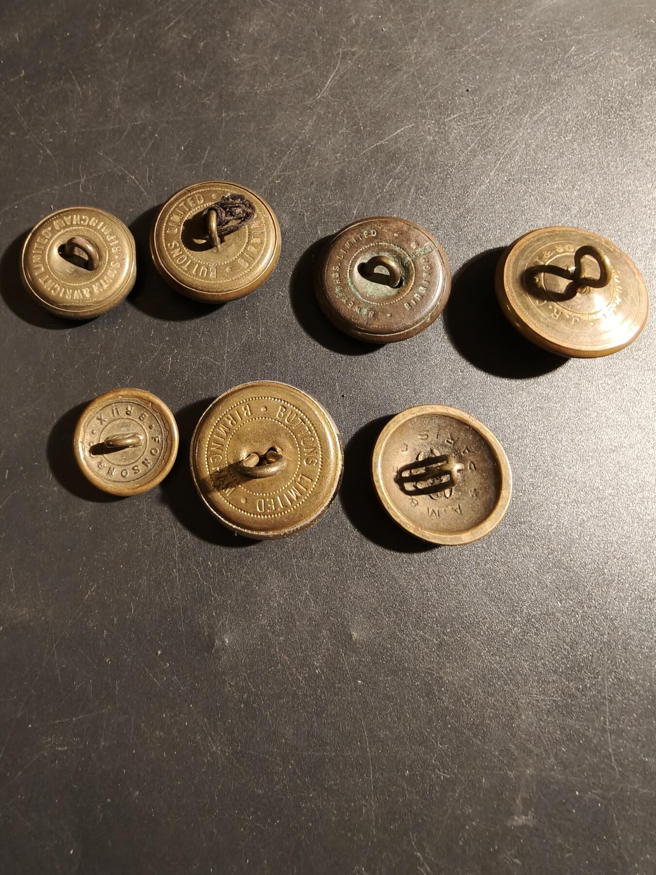 老王徽章第178期 英国皇家炮兵、服务军团、机电工程师、总务团制服铜扣一组7枚(铜扣6枚)      尺寸25mm-19mm不等