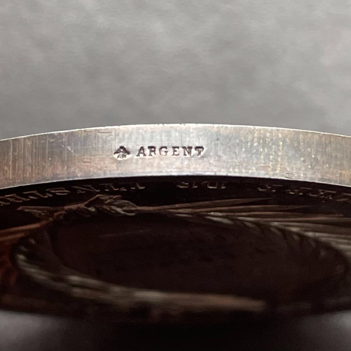 「木头集藏」章牌精品专场！ 1876年法国公共教育部法学学士执照文凭原盒银奖章，直径：45.7 mm，49.5 g，边铭：蜜蜂 ARGENT （1860-1879年），少见银章，品相很不错，原盒正常使用！