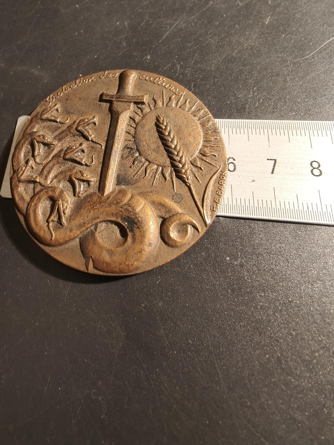 老王徽章第178期 法国巴黎综合农业竞赛大铜章    高浮雕    背面为巴黎市徽和12种小徽章描述了各种动植物    少见版本     高浮雕     直径58mm    重量112.4g