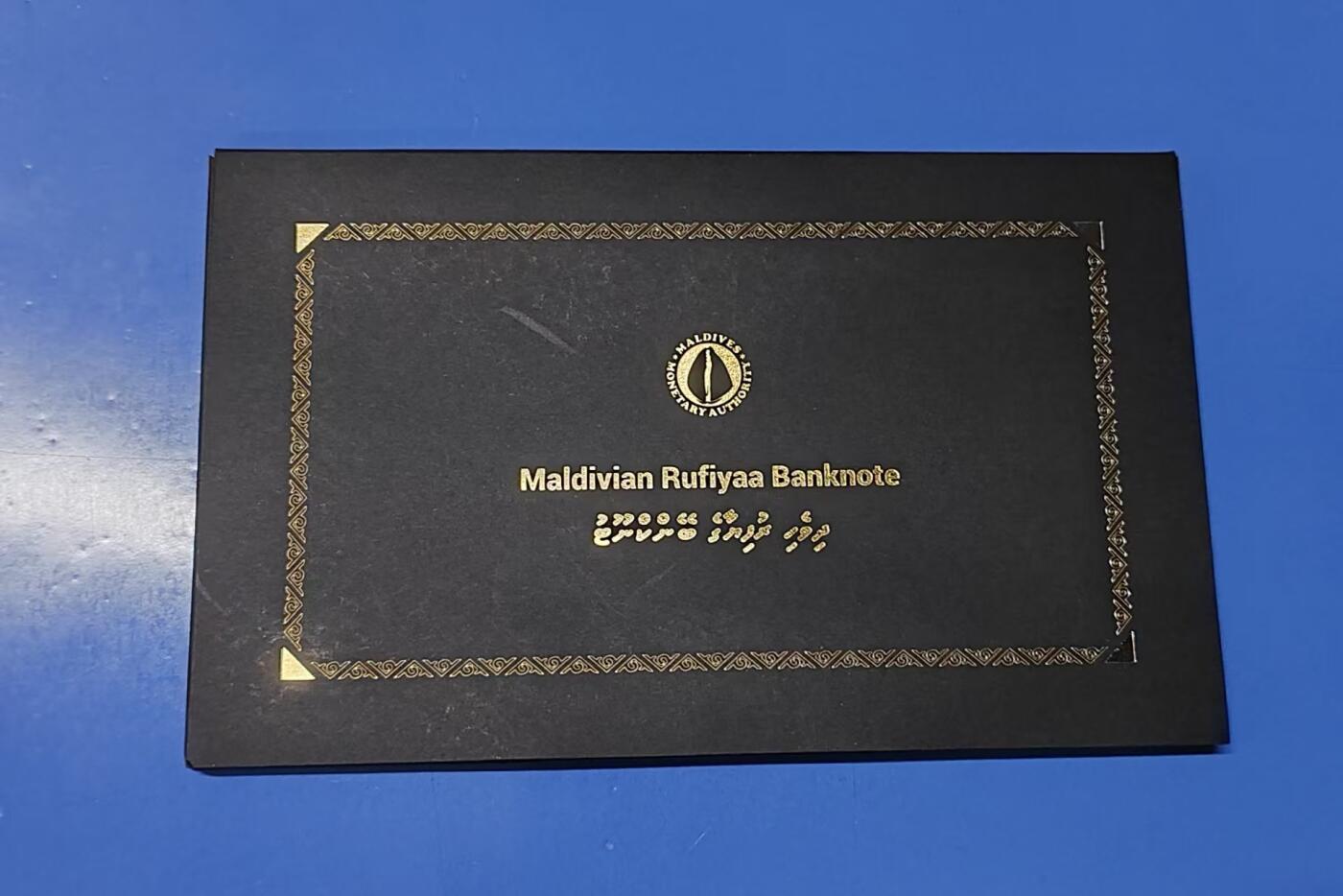 【礼羽收藏】🌏世界钱币拍卖第121期 【A992999】2015年马尔代夫5、10、20、50、100、500、1000面值全同号塑料钞 带原装册 A冠 无3457尾999 数二朦胧豹子号 钞美号靓