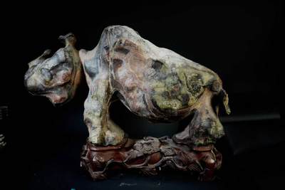 上海都达杂项专场五（全场包邮） - 犀牛望月 灵璧赏石特大摆件