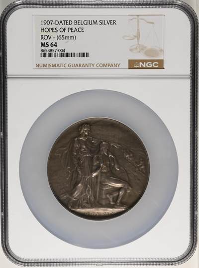 「木头集藏」章牌精品专场！ - 荷兰-比利时章牌艺术之友协会1907年海牙和平会议大银章，MS 64  Le Roy作品，65mm，112克，品相极佳，协会第14号作品，银章发行量仅51枚！正面和平女神劝导战神铸剑为犁，背面和平之舟正在劈波斩浪。近年来欧洲拍卖含佣金价格均超过8000元人民币。  荷兰-比利时章牌艺术之友协会是章牌艺术史上重要的协会之一。