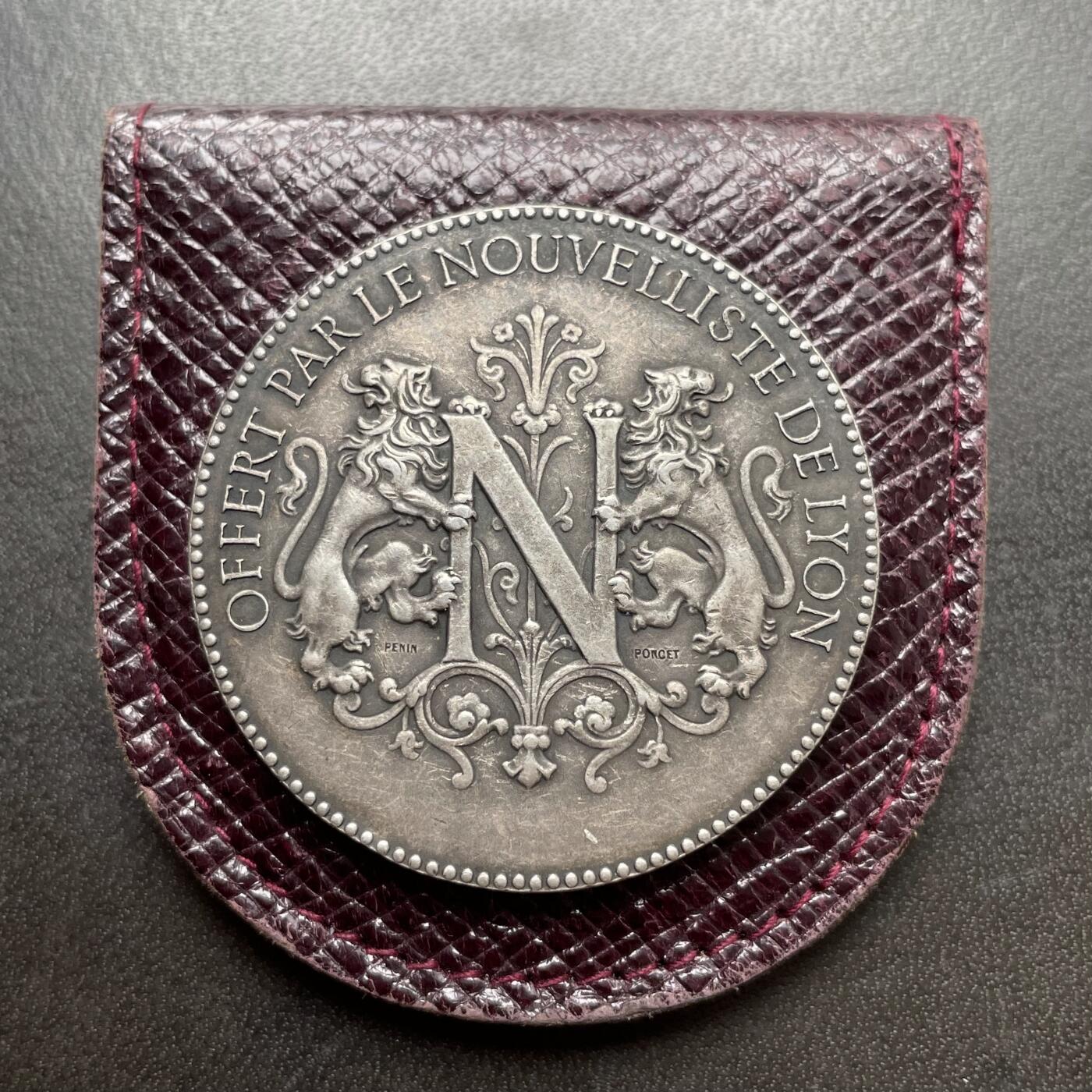 「木头集藏」章牌精品专场！ A.Poncet～法国 圣女贞德形象 里昂《新报》纪念银章，直径：38.6 mm，26.7 g，边铭：菱形厂标 ARGENT，罕见银章，正面刻画法国民族英雄 圣女贞德，原皮套正常使用！