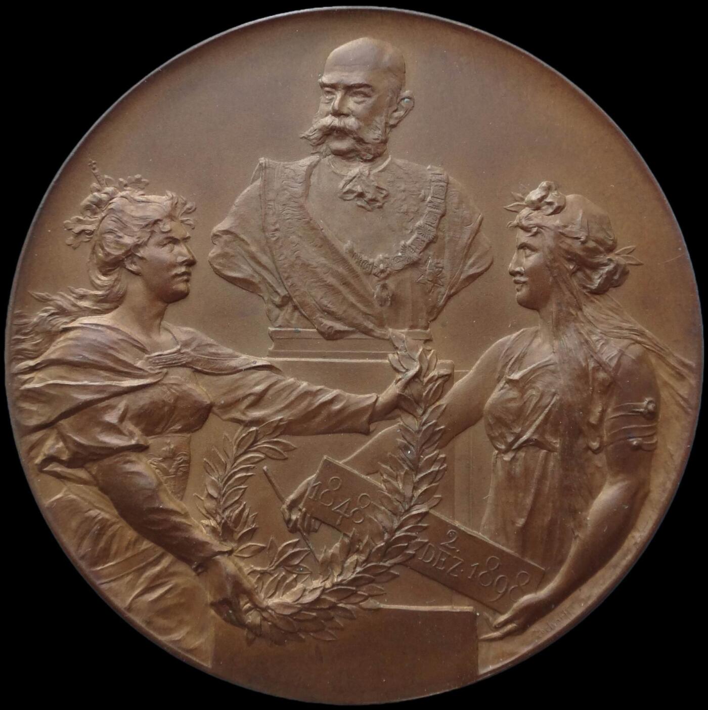 「木头集藏」章牌精品专场！ Anton Scharff～1898年奥地利弗朗茨皇帝登基50周年纪念铜章，MS65，直径：60mm，顶级品相。此章是维也纳市政府为庆祝弗朗茨皇帝登基50周年而出资发行。正面是奥地利女神与维也纳女神共同庆祝，背面是一个从高处俯瞰的视角来展现的维也纳核心区域的城市景观，这在描绘城市景观的新艺术章牌里是非常少见的。