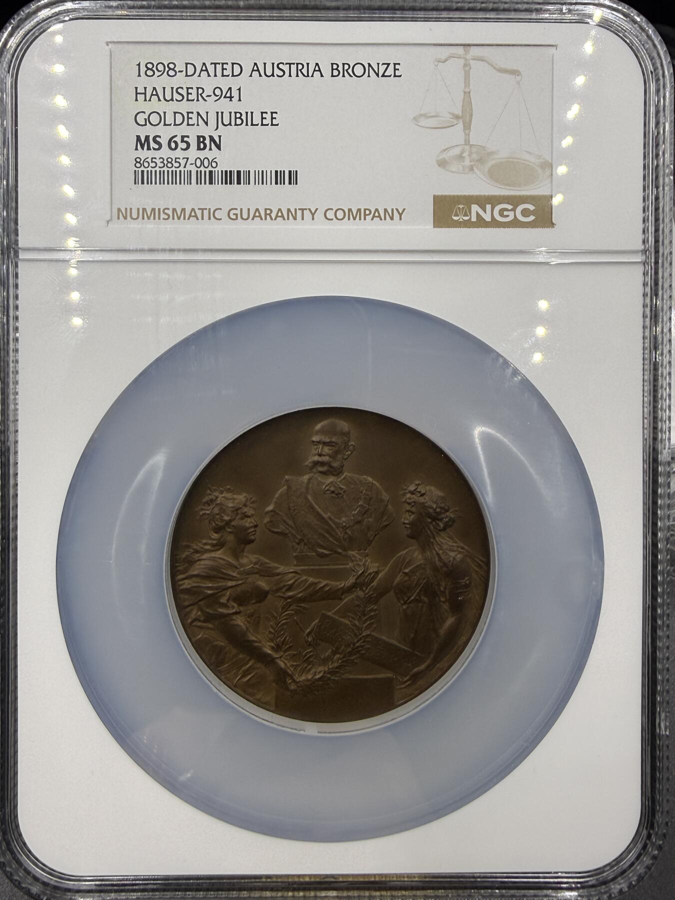 「木头集藏」章牌精品专场！ Anton Scharff～1898年奥地利弗朗茨皇帝登基50周年纪念铜章，MS65，直径：60mm，顶级品相。此章是维也纳市政府为庆祝弗朗茨皇帝登基50周年而出资发行。正面是奥地利女神与维也纳女神共同庆祝，背面是一个从高处俯瞰的视角来展现的维也纳核心区域的城市景观，这在描绘城市景观的新艺术章牌里是非常少见的。