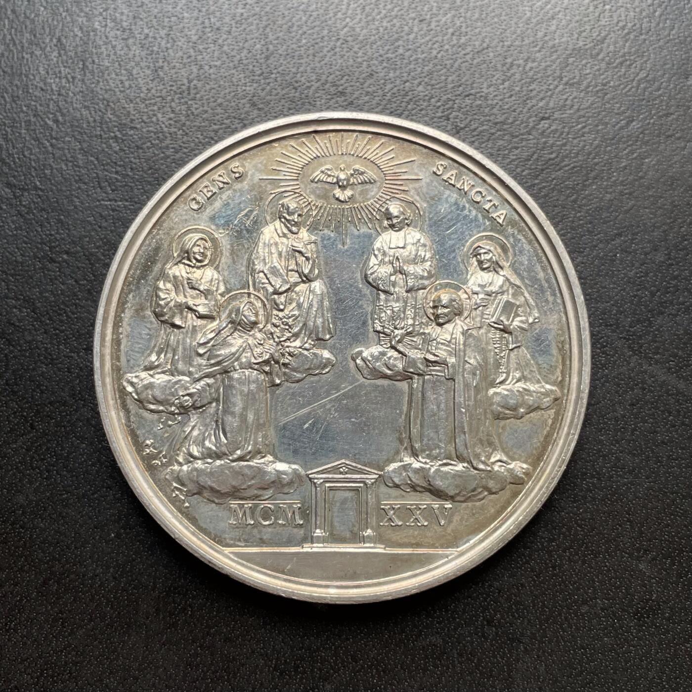 「木头集藏」章牌精品专场！ 1925年梵蒂冈教皇庇护十一世（1922—1939年在位）年度封圣银章，直径：44mm，33.6 g，品相不错。