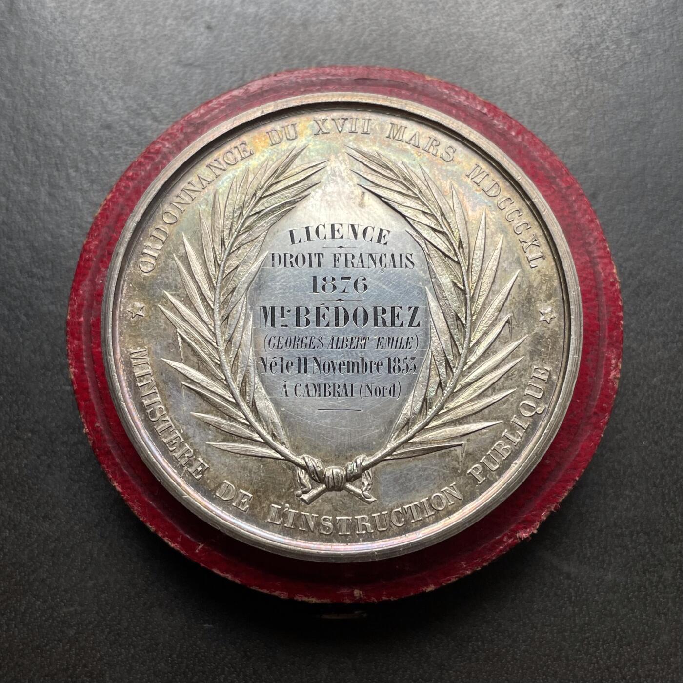 「木头集藏」章牌精品专场！ 1876年法国公共教育部法学学士执照文凭原盒银奖章，直径：45.7 mm，49.5 g，边铭：蜜蜂 ARGENT （1860-1879年），少见银章，品相很不错，原盒正常使用！