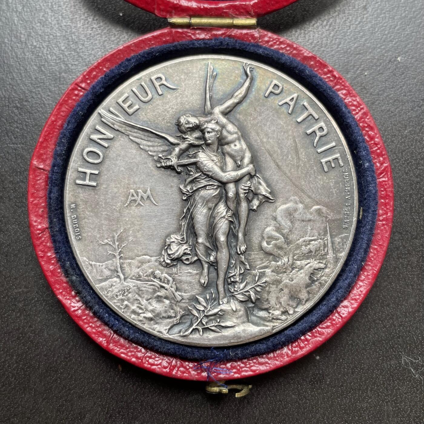 「木头集藏」章牌精品专场！ H.Dubois～法国全国射击协会原盒银章，直径：45 mm，49.3 g，边铭：丰饶角 ARGENT，原盒正常使用。