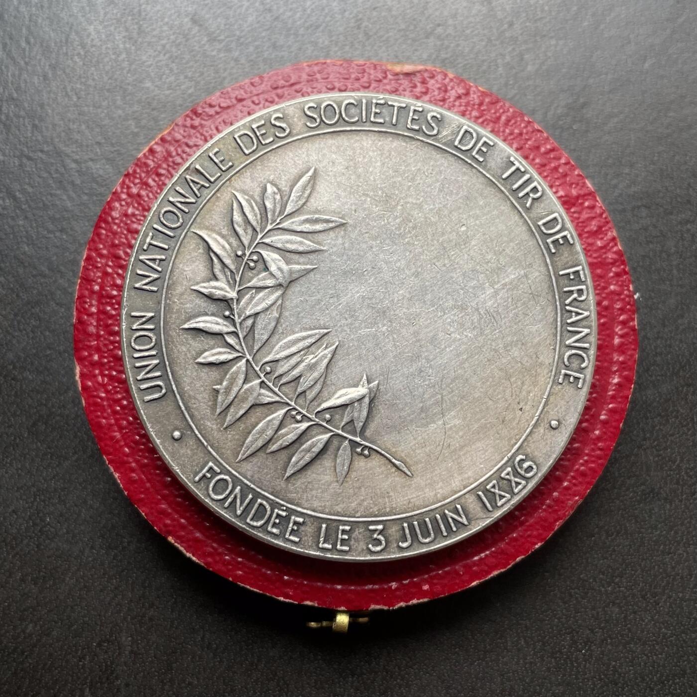 「木头集藏」章牌精品专场！ H.Dubois～法国全国射击协会原盒银章，直径：45 mm，49.3 g，边铭：丰饶角 ARGENT，原盒正常使用。