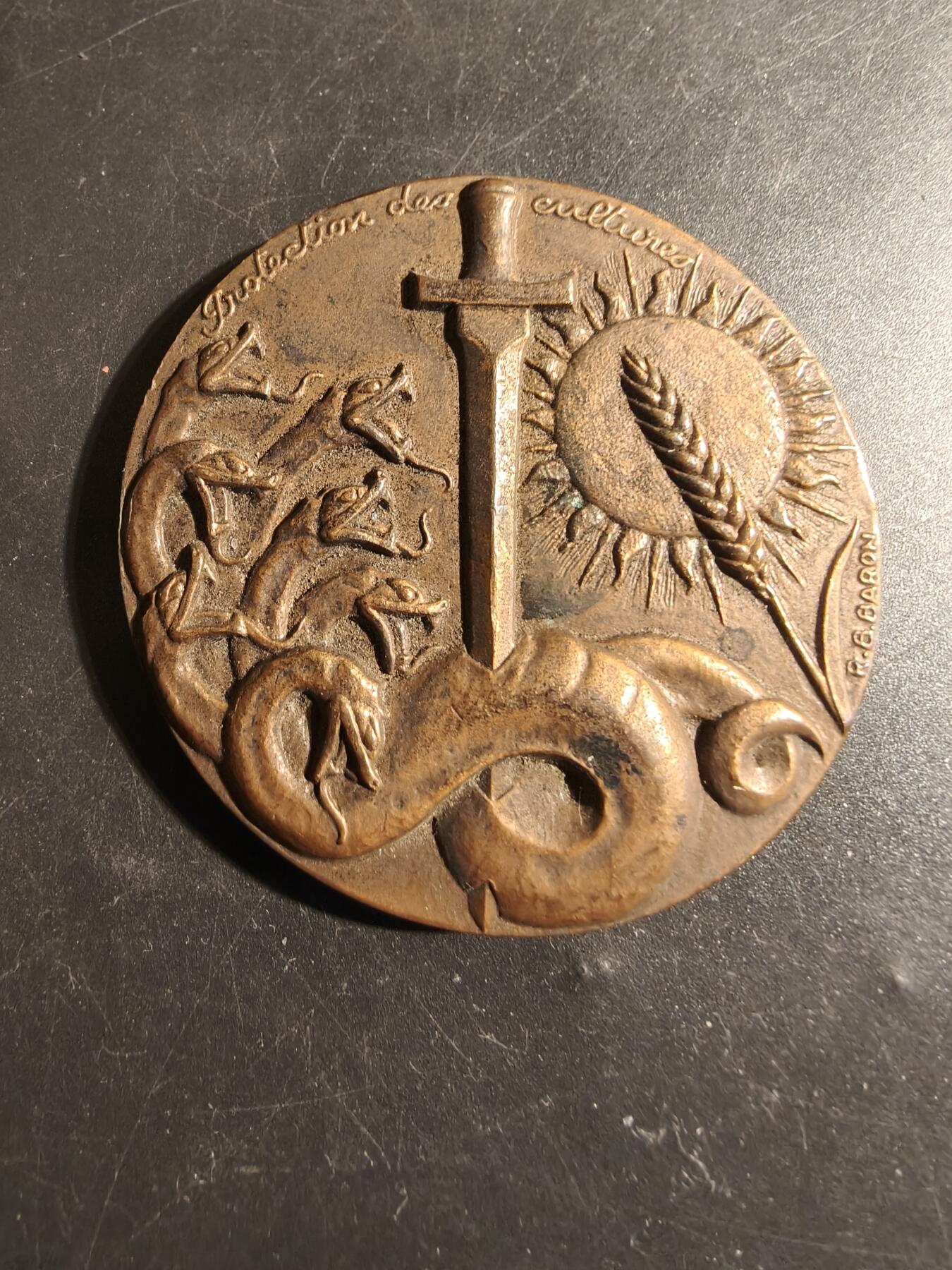 老王徽章第178期 法国巴黎综合农业竞赛大铜章    高浮雕    背面为巴黎市徽和12种小徽章描述了各种动植物    少见版本     高浮雕     直径58mm    重量112.4g