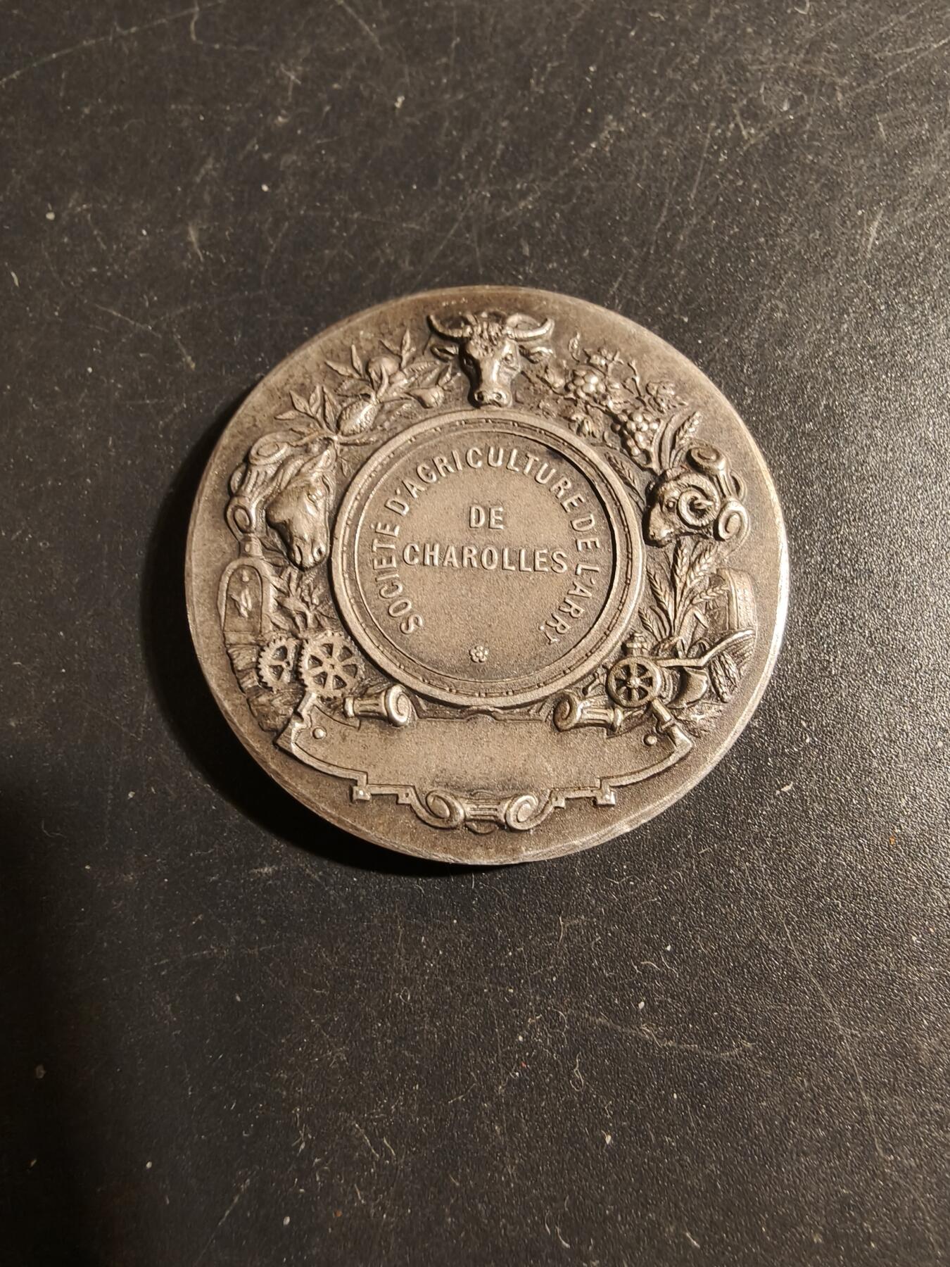 老王徽章第178期 法国夏罗勒农业协会镀银大铜章     直径36mm    重量23.7g