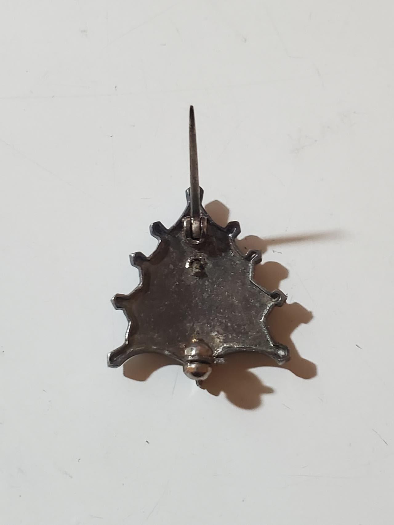 韵星假日拍卖第三十八期 -- Rimey Holidays Auction 38 泰王国银制皇家服务奖章拉玛9世时期 整体包括别针均为银制 彩色珐琅完好 颁发给高级内务官员 少见