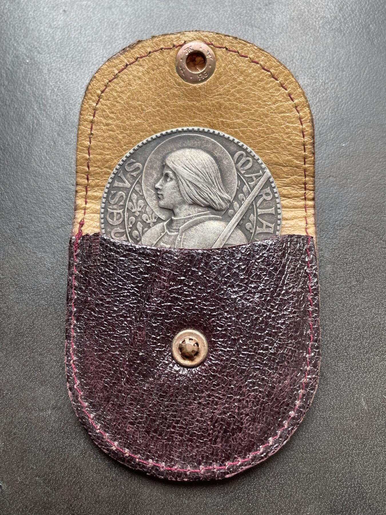 「木头集藏」章牌精品专场！ A.Poncet～法国 圣女贞德形象 里昂《新报》纪念银章，直径：38.6 mm，26.7 g，边铭：菱形厂标 ARGENT，罕见银章，正面刻画法国民族英雄 圣女贞德，原皮套正常使用！