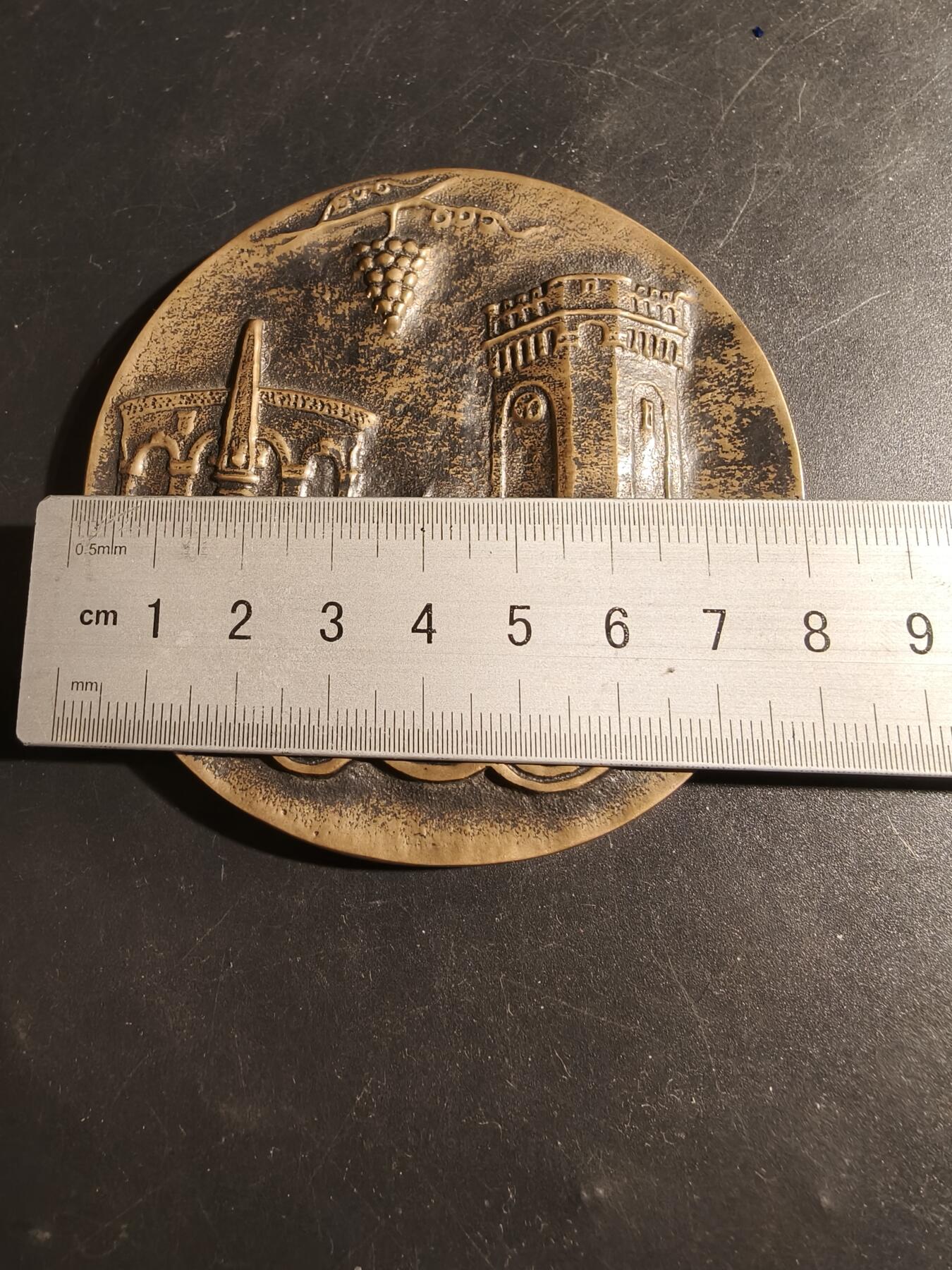 老王徽章第178期 法国维亚斯市荣誉纪念章    直径81mm   重量266.2g