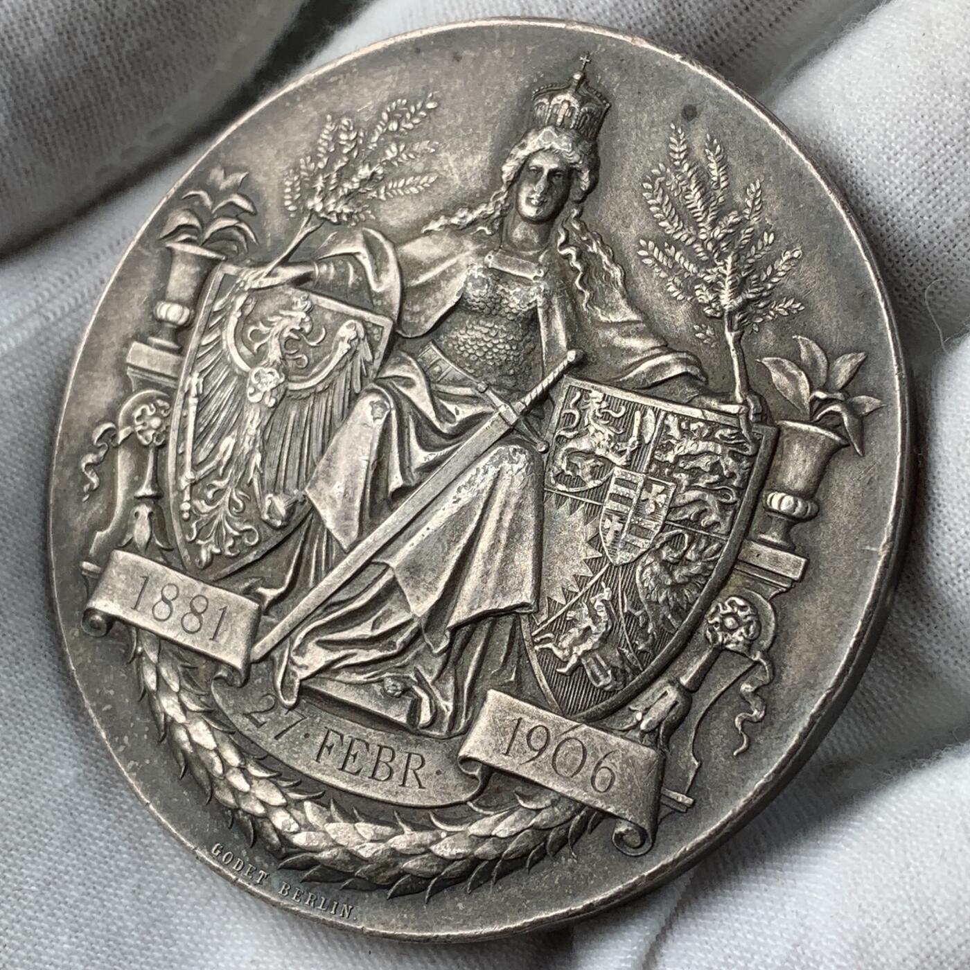 掌中浮雕-藏着的欧洲第050场 1906年威廉二世与奥古斯特维多利亚银婚镀银铜章 ，60mm，Godet雕刻，正面是威廉二世夫妇及七位子女，罕见的全家福章牌