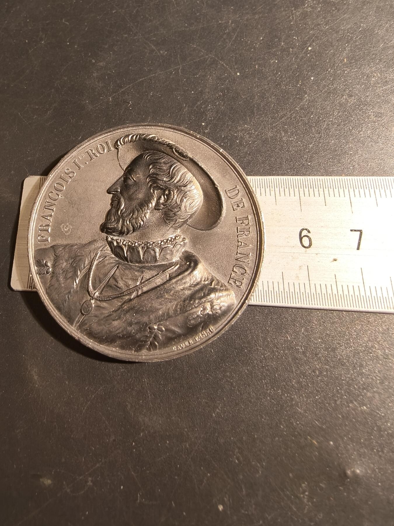 老王徽章第178期 法国历任国王纪念章    瓦卢瓦王朝弗朗索瓦一世   少见锡质     直径50mm    重量58.3g