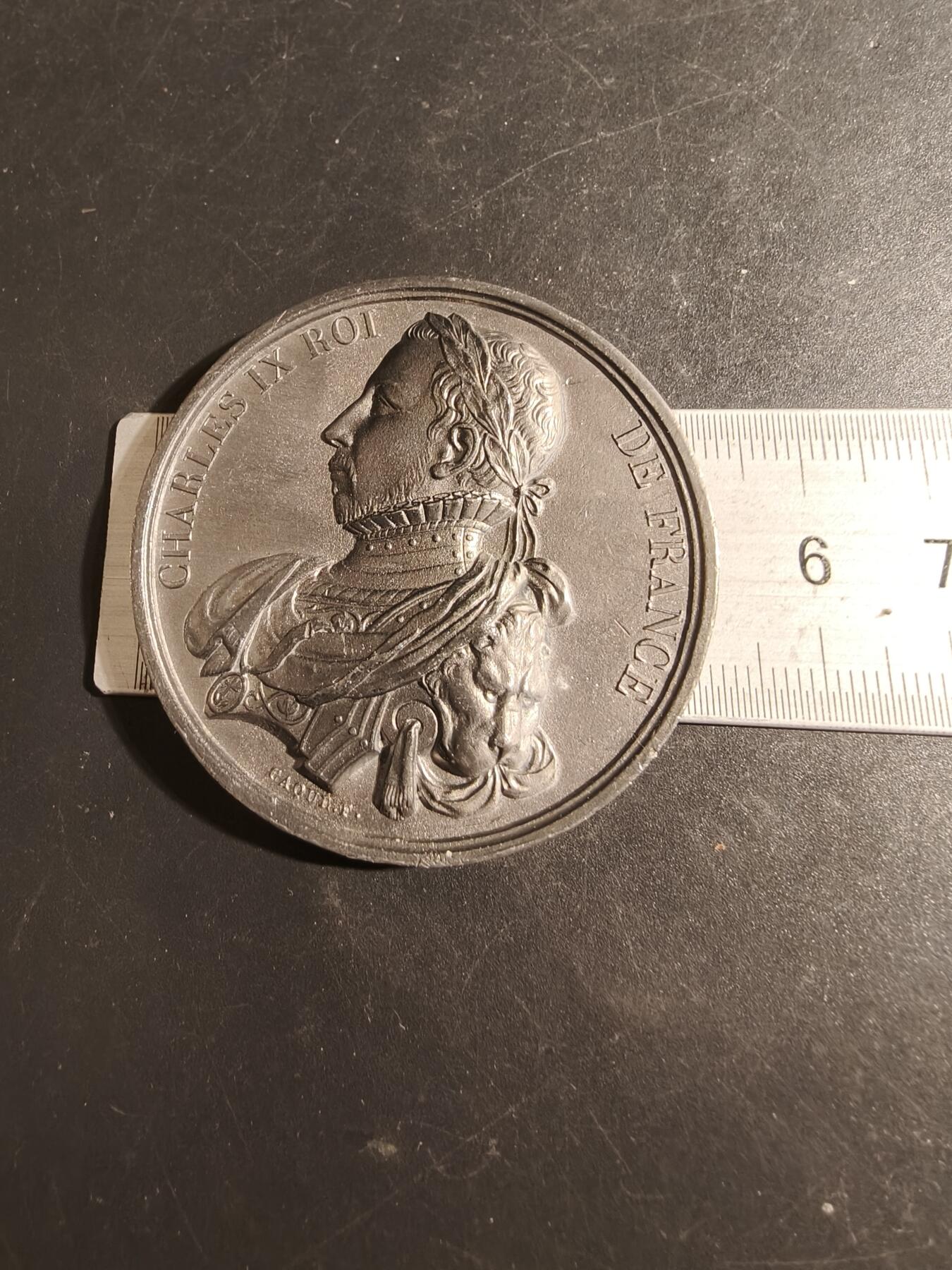 老王徽章第178期 法国历任国王纪念章    查理九世   少见锡质     直径50mm    重量63.9g