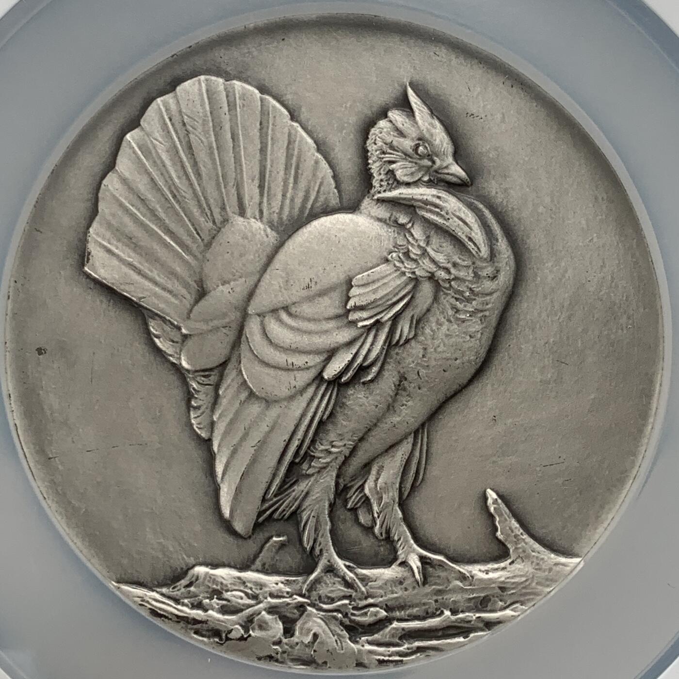 掌中浮雕-藏着的欧洲第050场 NGC MS64 : 1930年美国章牌协会#001号银章——猎人与狗  , 72mm，裸章重190g， 雕刻师：Laura Gardin Fraser ，正面：Hunter and dog 猎人与狗， 反面：Ruffed grouse 环羽松鸡 ，银章仅发行125枚