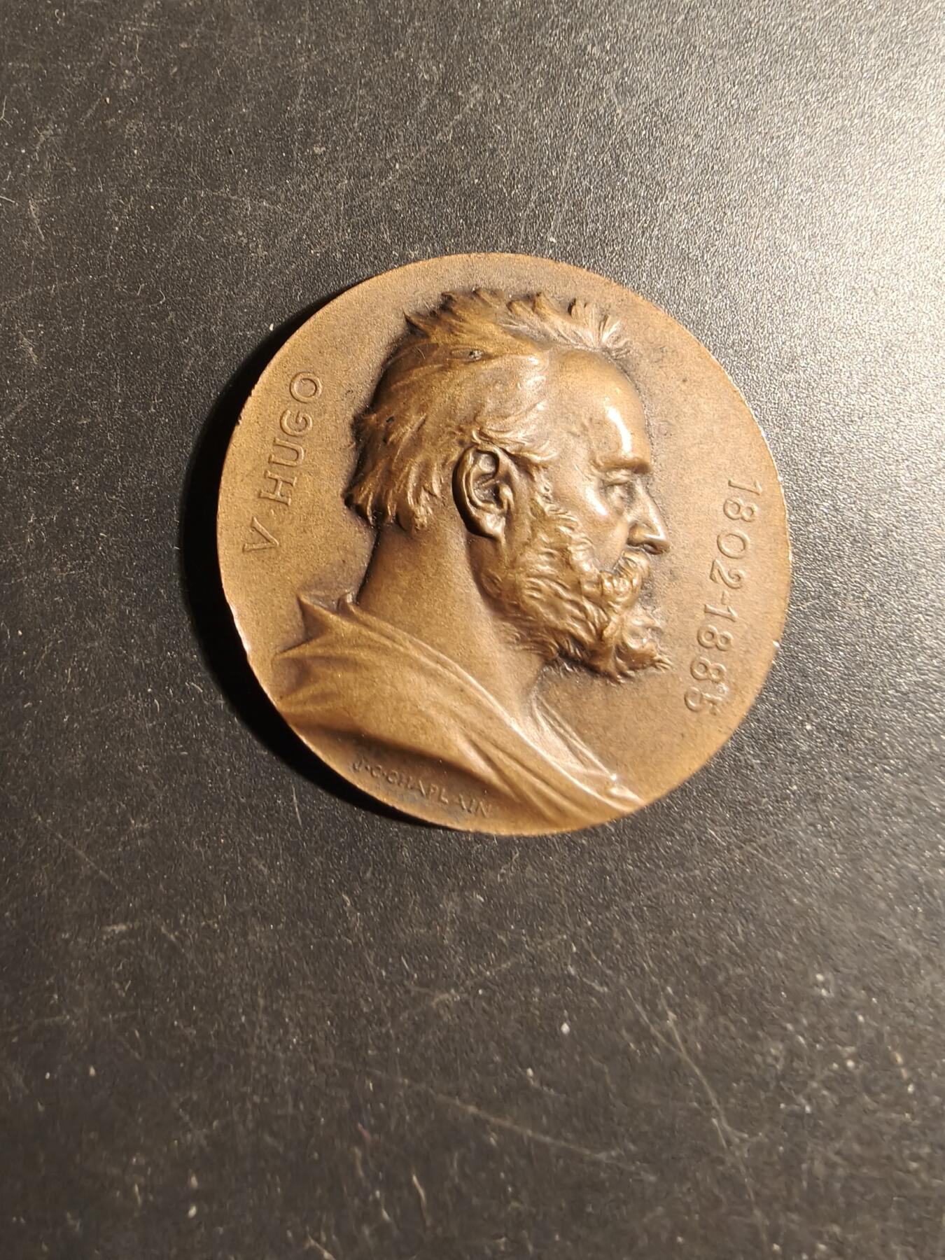 老王徽章第178期 法国文豪维克多·雨果诞辰百年大铜章    大师夏普兰作品    直径34mm     重量17.2g