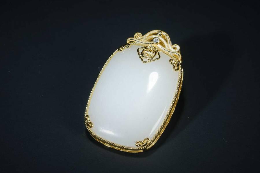 上海都达杂项专场五（全场包邮） 和田羊脂白玉嵌镀金平安无事牌挂件