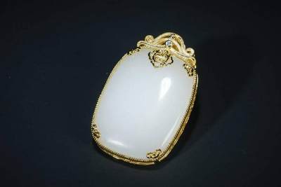 上海都达杂项专场五（全场包邮） - 和田羊脂白玉嵌镀金平安无事牌挂件