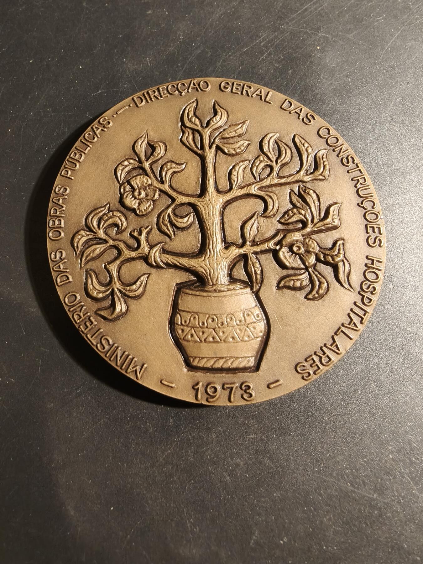 老王徽章第178期 1973年葡萄牙公共工程部医院建设总局大铜章     编号97      直径80mm     重量234.3g