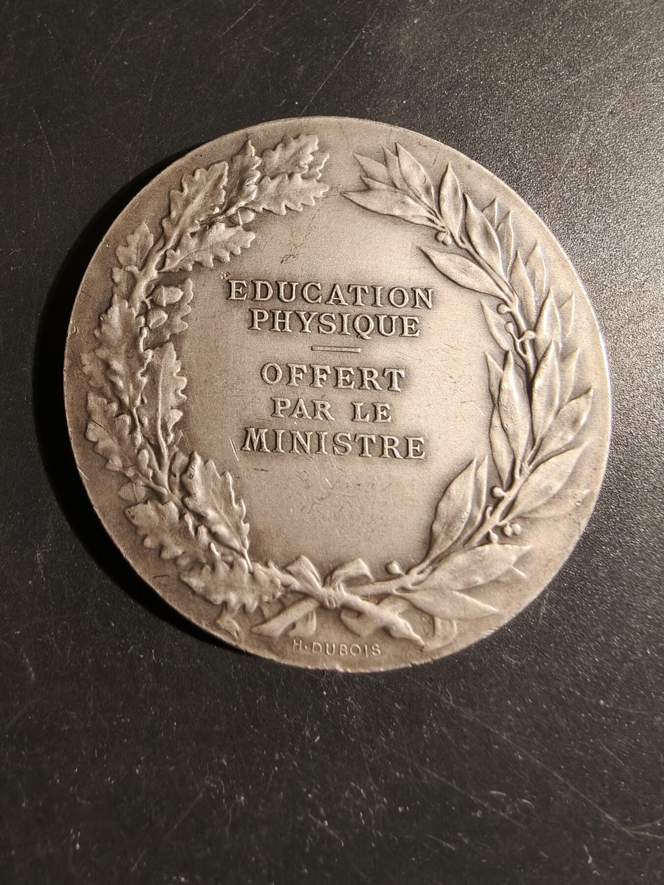 老王徽章第178期 法国体育教育委员会镀银大铜章    大师莫隆作品    直径50mm    重量59.5g